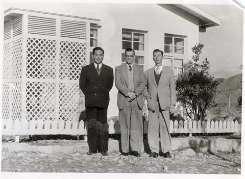 1950년대 중반 동래교사의 첫 교사 건물인 교양학관내에 위치한 총장실 앞에서의 윤인구 총장.jpg