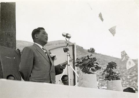 1954년 12월 22일 동래교사 기공식에서 연설하는 윤인구 총장.jpg