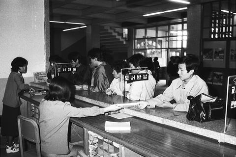 1975년 자율도서관 내부.jpg