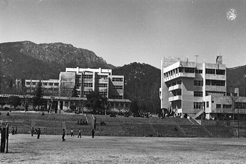 넉넉한터_1970년대 넉넉한 터(당시 운동장)와 문창회관 전경.jpg