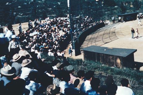 1950년대 운동장에서 부산대학교 야구경기를 관람하는 학생과 주민들.jpg