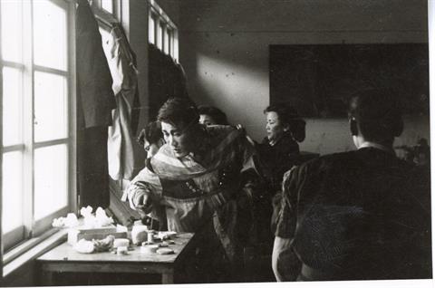1950년대 햄릿공연을 준비하는 극예술부 단원.jpg