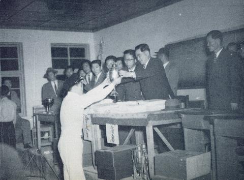 1956년 개교 10주년 기념식 트로피 시상.jpg
