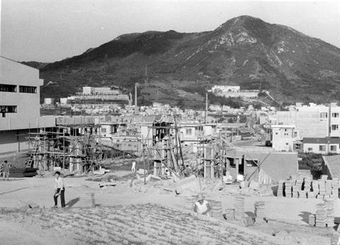 1976년 4월-12월 정문 건설 현장.jpg