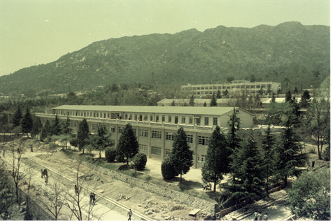 1976년 재료관으로 개축한 구 공대 본관 건물.bmp