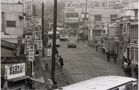 1976년 학교 앞 거리 (2).bmp