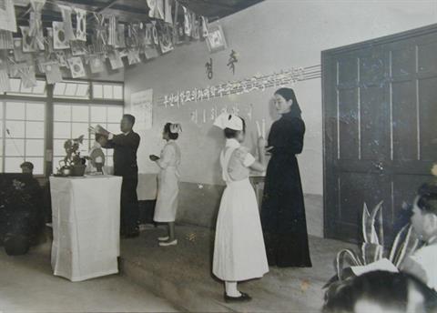 1956년 의과대학부속 간호고등기술학교 제1회 대관식 (1).JPG