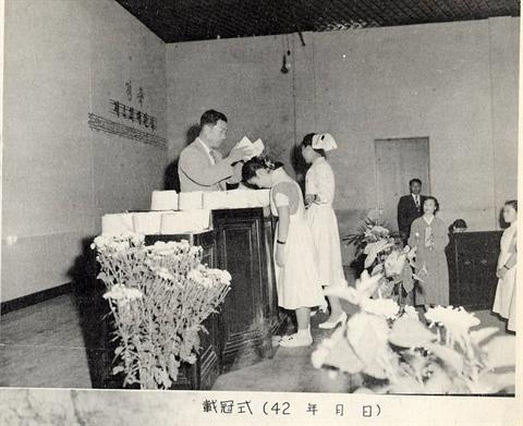 1959년 10월 11일 제4회 의과대학 부속간호학교 대관식.jpg