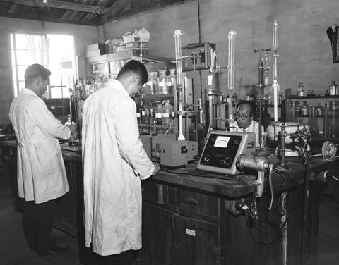 사본 -1961년 실험실 전경(소장 국가기록원).jpg