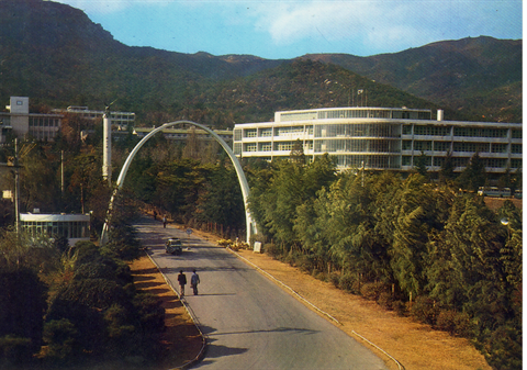 무지개문_1979_무지개문과 웅비의 탑 그리고 인문대 본관의 전경(주영택 기증).bmp